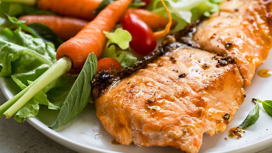 Jeśli chcesz schudnąć, musisz włączyć do swojej diety ryby i świeże warzywa. 